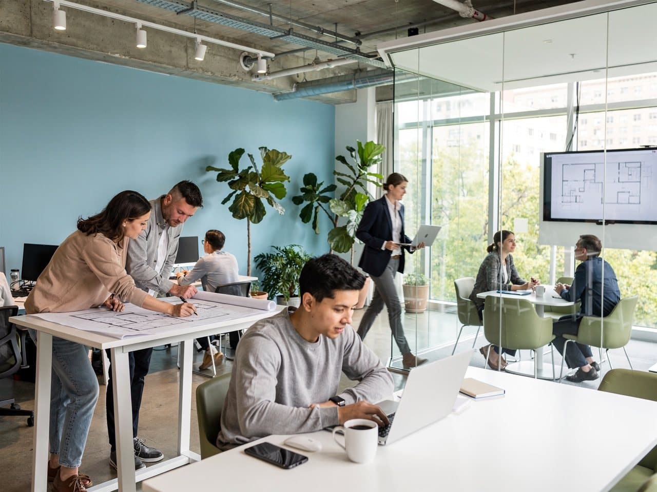 Open space animé d'une PME avec plusieurs équipes au travail